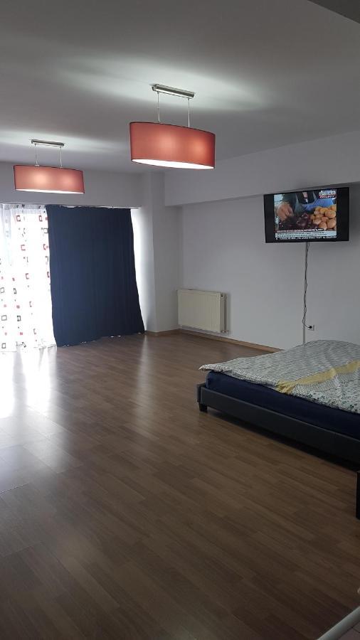 Relax 2 Central Apartment Bacau Bagian luar foto