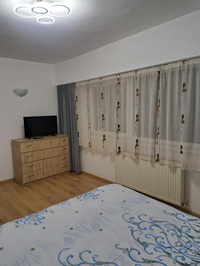 Relax 2 Central Apartment Bacau Bagian luar foto